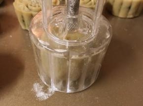 月饼模具轻轻的扣到面团上面，力度均匀地向下压紧