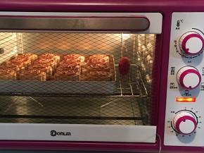 烤箱预热200度，上下火中层烘烤5分钟定型