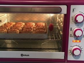 烤箱预热200度，上下火中层烘烤5分钟定型