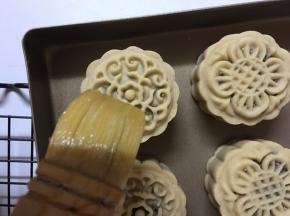 用羊毛刷刷上少许蛋黄液，继续放入200度烤箱中，烘烤约15分钟，注意上色必要时可以加盖锡纸
