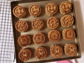 月饼出炉，放凉后，密封保存，至少两三天，等待回油就可以品尝了