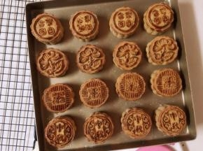 月饼出炉，放凉后，密封保存，至少两三天，等待回油就可以品尝了