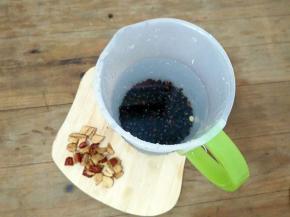 把食材洗净，黑豆浸泡8小时，红枣去核切小丁。