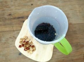 把食材洗净，黑豆浸泡8小时，红枣去核切小丁。