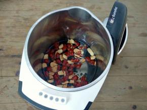 放入豆浆机中，加清水至中位线。