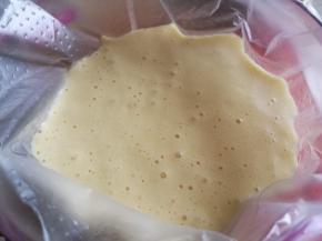 分次倒入牛奶和黄油的混合物，一边翻拌一边倒，我一只手不方便拍只能用文字表达啦。把混合好的蛋糕糊装入，裱花袋。