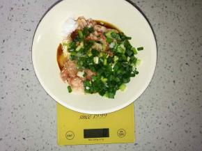 将馅料所有材料拌匀，顺时针搅打上劲后放到冰箱冷冻30分钟