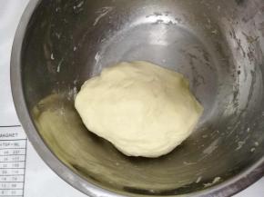 水油皮所有材料揉成面团至表面光滑