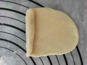 擀开后卷起来，转90°后再次擀开，再卷起来