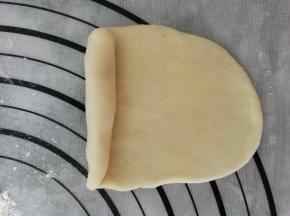 擀开后卷起来，转90°后再次擀开，再卷起来