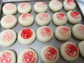 用印章模具沾上红色素盖上印