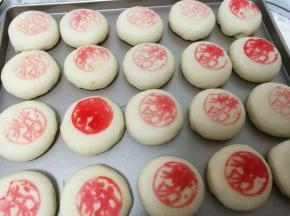 用印章模具沾上红色素盖上印