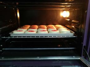 放入预热至175℃的烤箱中下层，上火175℃，下火210℃烤25～30分钟即可