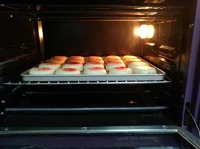 放入预热至175℃的烤箱中下层，上火175℃，下火210℃烤25～30分钟即可