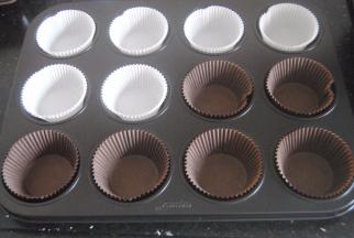 将纸托放进模具里面，这样就不用刷油了