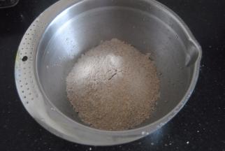 预拌粉倒进盘里