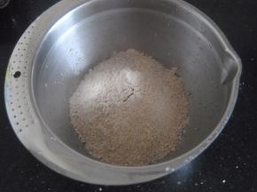 预拌粉倒进盘里