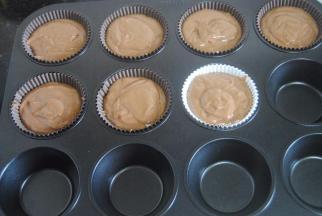 倒入模具内，原以为能做12个的，结果才装了7个，太低估了模具的尺寸了，哈哈