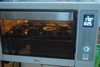 烤箱170度中层烤制20分钟左右