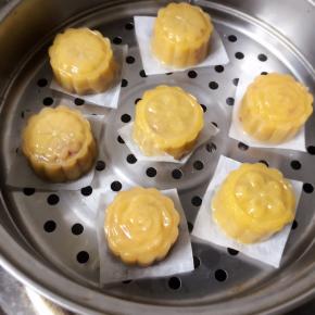 冷水入锅蒸8分钟，把蒸屉拿出来晾3分钟后就不沾手。