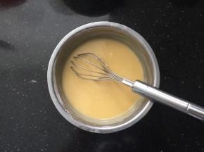 倒入面糊中搅拌均匀。