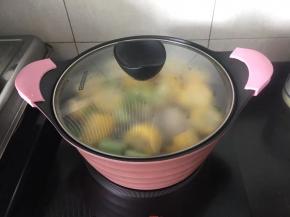 大火煮开后转小火炖一个半小时后加入适量的盐调味即可。