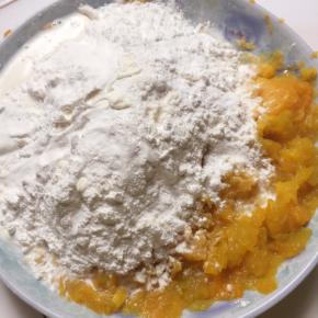 把糯米粉、淀粉、糖和牛奶一起放入碗中。