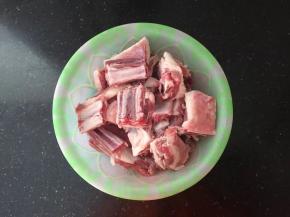 排骨剁成小段清洗干净。