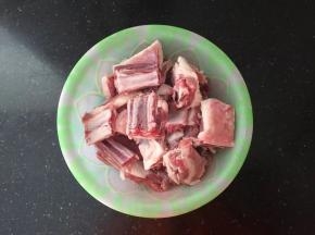 排骨剁成小段清洗干净。
