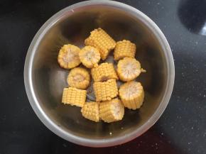 玉米洗净切成小段。