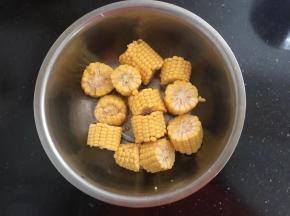 玉米洗净切成小段。