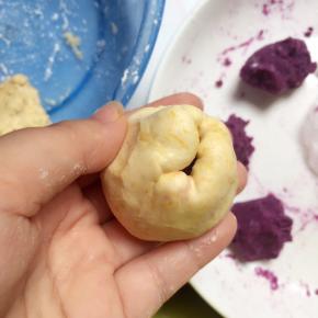 用虎口处往上推，收囗捏紧