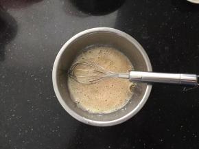 用蛋抽打均匀。