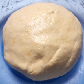 混合成团。大稀的话就加适量的粉类。