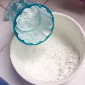 取50g的阳晨紫水晶月饼模，洗干净擦干水分，均匀地撒上一层淀粉左右摇晃一下，防粘。