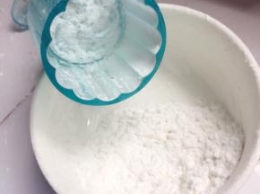 取50g的阳晨紫水晶月饼模，洗干净擦干水分，均匀地撒上一层淀粉左右摇晃一下，防粘。