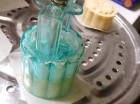 把模具放在油纸上，往下压5秒钟，推出月饼胚即可。