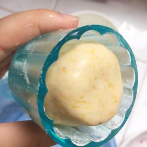 光滑一面放入月饼模具中。