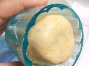 光滑一面放入月饼模具中。