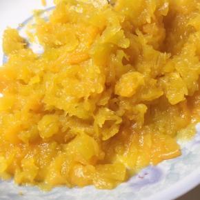 南瓜蒸熟后，倒掉多余的水分，压泥。