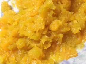 南瓜蒸熟后，倒掉多余的水分，压泥。