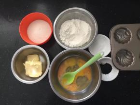 准备好所有的材料和模具。