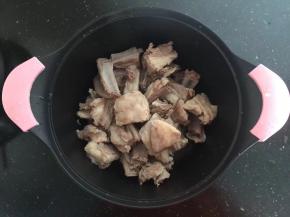 冲洗干净后重新放入锅中。