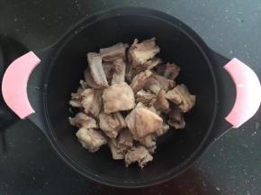 冲洗干净后重新放入锅中。