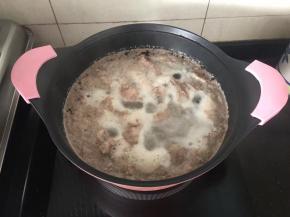 排骨凉水入锅煮出血沫。