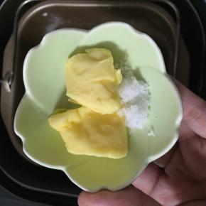 加入黄油、盐揉完全阶段。