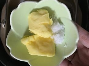 加入黄油、盐揉完全阶段。