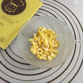 将玉米粒剥出后洗干净，煮熟，沥干放凉备用。