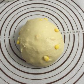 取出面团，倒入玉米粒揉匀。