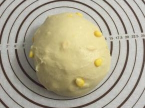 取出面团，倒入玉米粒揉匀。